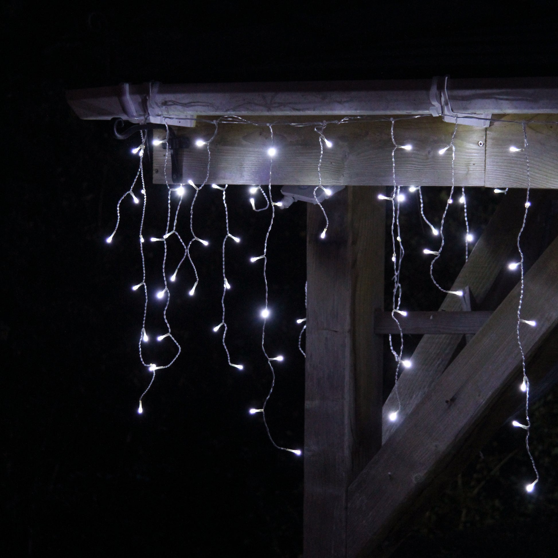 Emos lichtketting type Cluster warm, lengte 12m, 600 leds, 230V met stekker, geschikt voor binnen en buiten beschermingsklasse IP44, kleurtemperatuur: warm wit Emos lichtketting type Cluster warm, lengte 12m, 600 leds, 230V met stekker, geschikt voor binnen en buiten beschermingsklasse IP44, kleurtemperatuur: warm wit