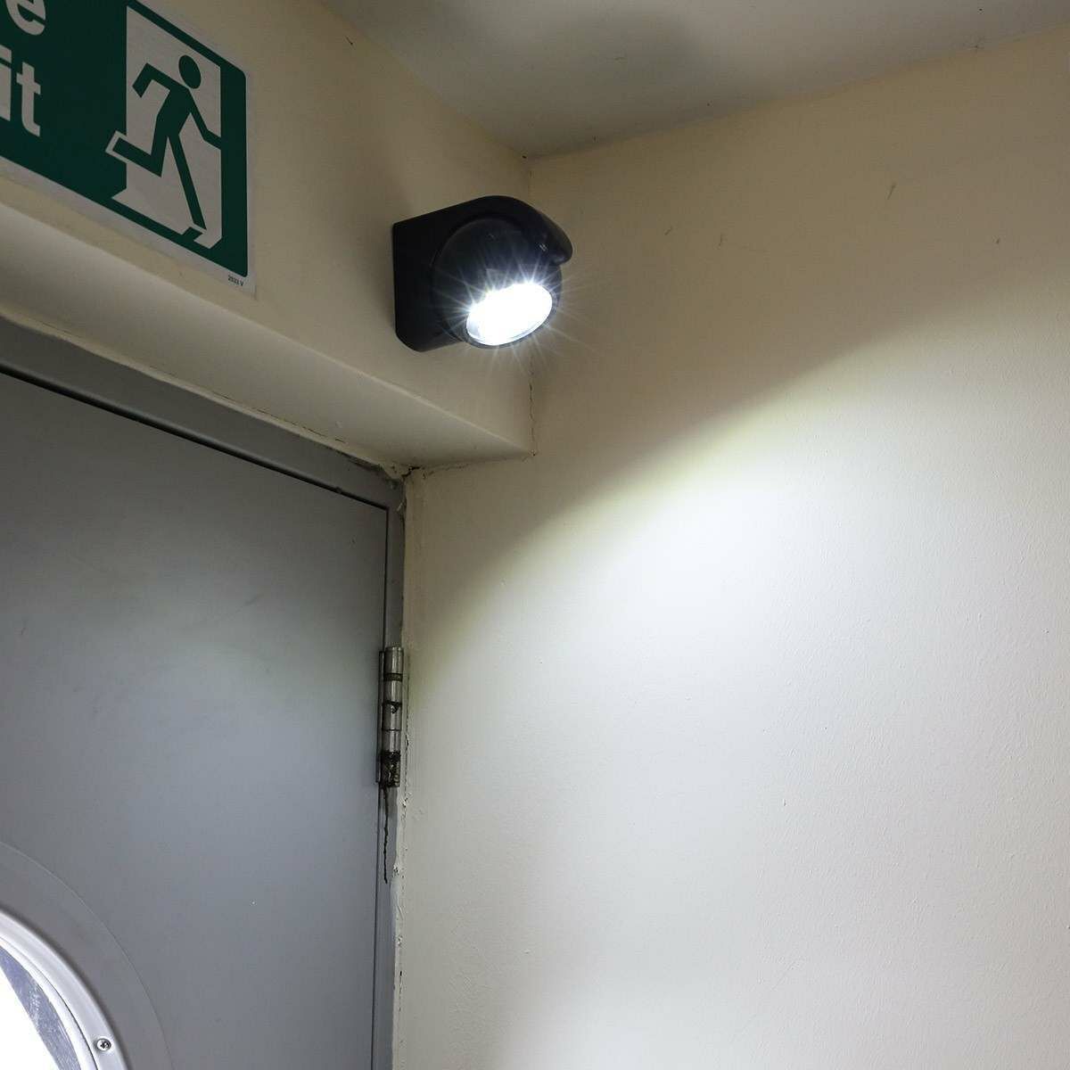 Outdoor Battery Operated Security Light with PIR Sensor (Black)