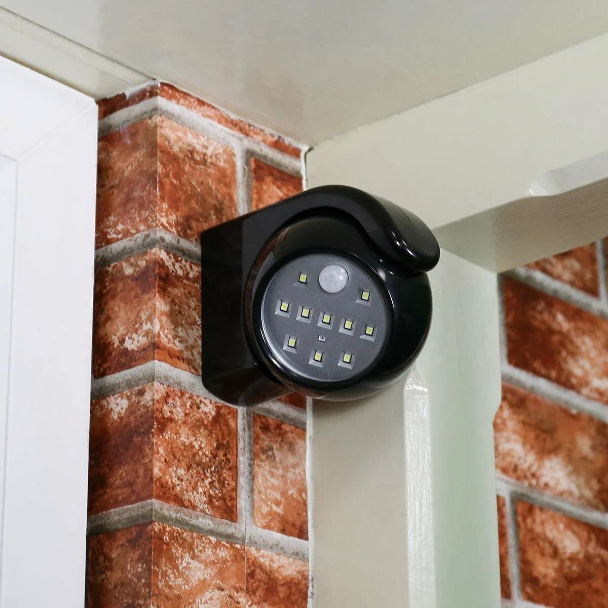 Outdoor Battery Operated Security Light with PIR Sensor (Black)